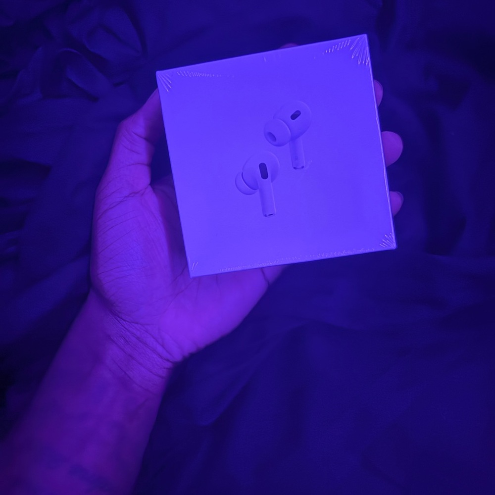 Apple pro 2 AirPods 1:1 (brand new). No need for them, will ship same/next day.
